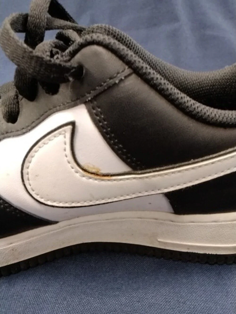 Nike Men’s Low-Top Black and White Sneakers 8.5